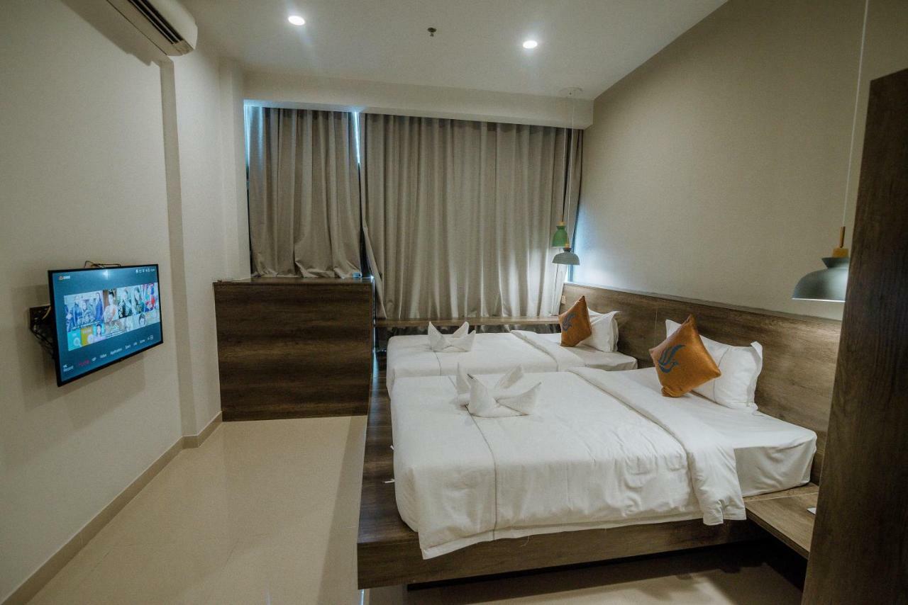 Wooden Maple Hotel Phnom Penh Exterior photo